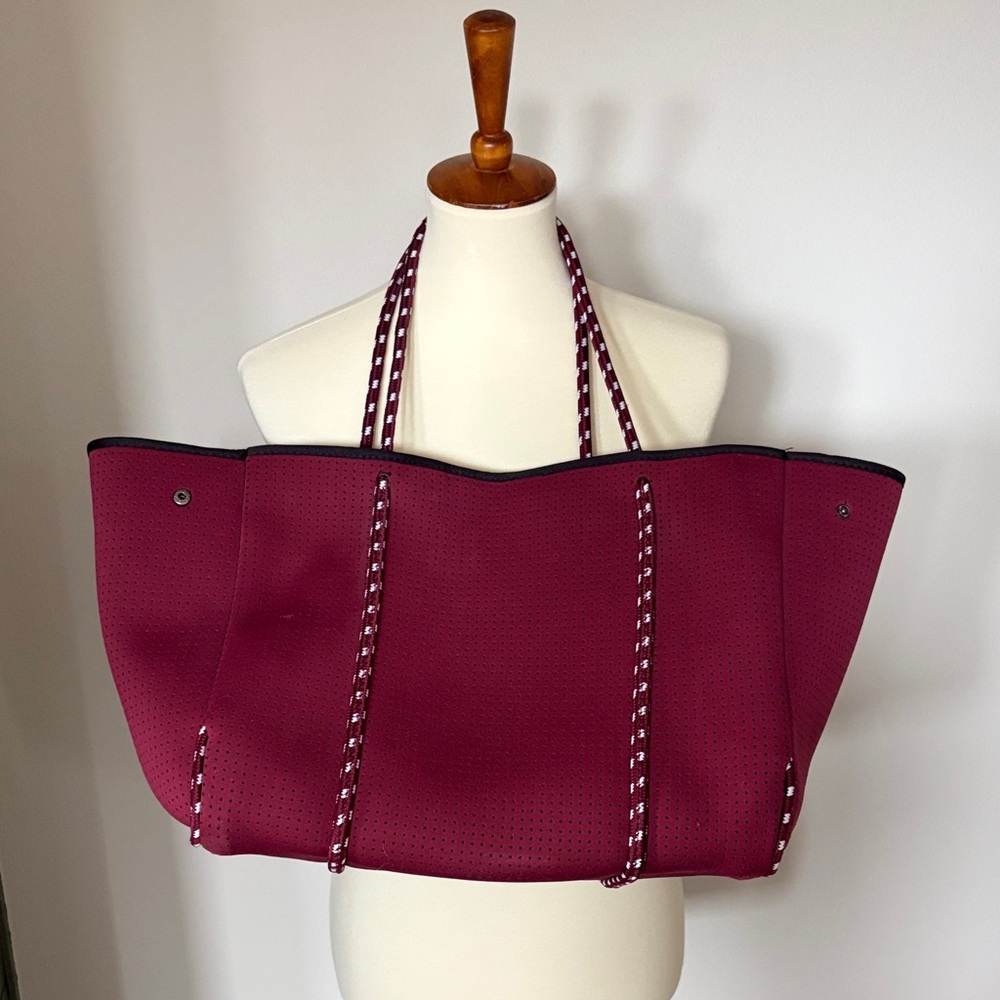 Women’s Neoprene Tote Bag in Burgundy
